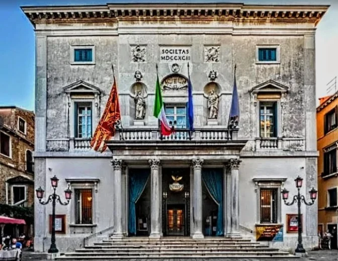 Facciata e architettura neoclassica del Teatro La Fenice a Venezia